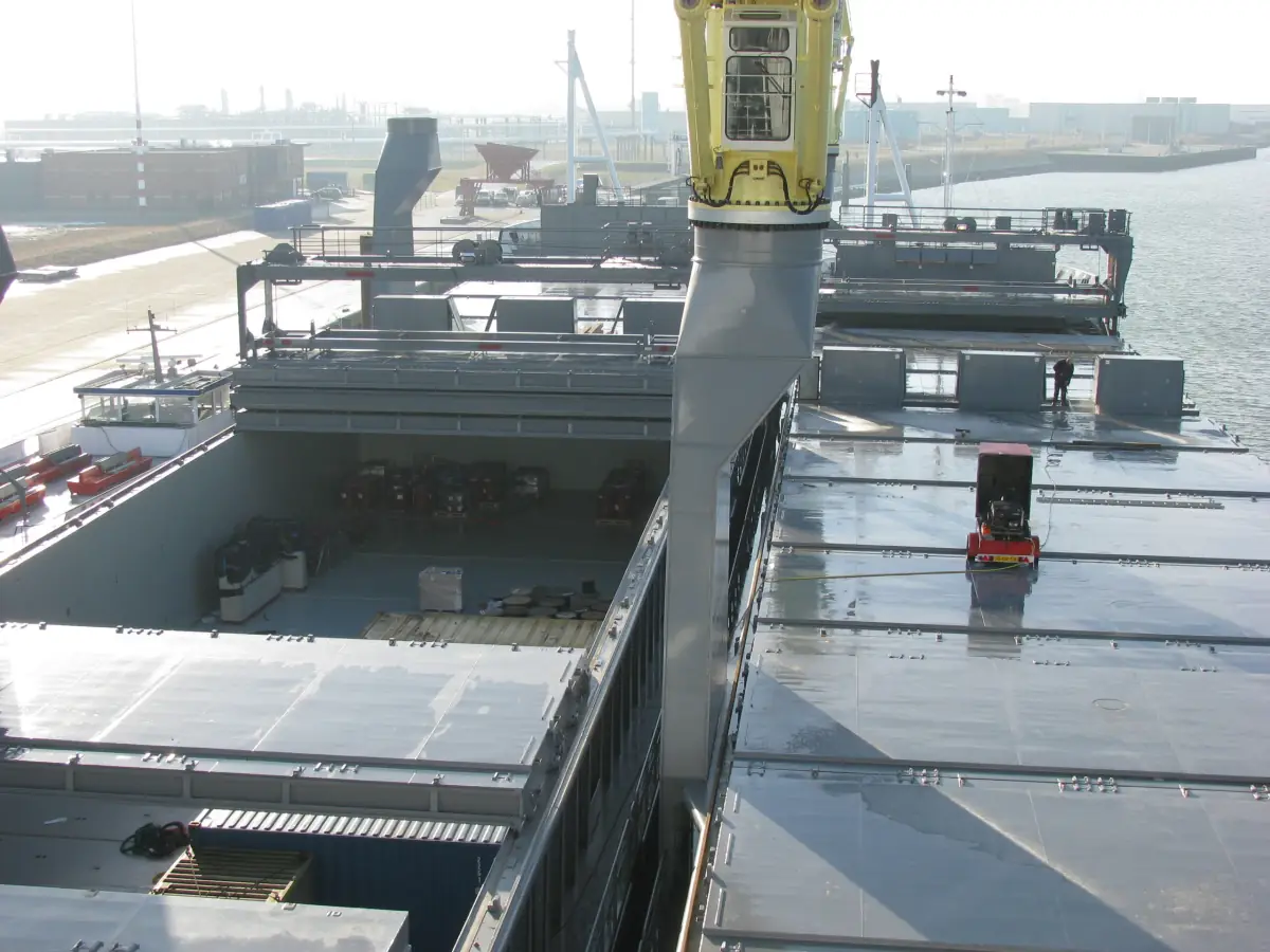 Specialistische reiniging op een groot industrieel object
